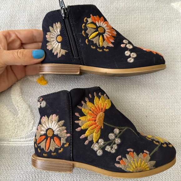 Beautiful ZARA floral detail boots - Picture 3 of 5